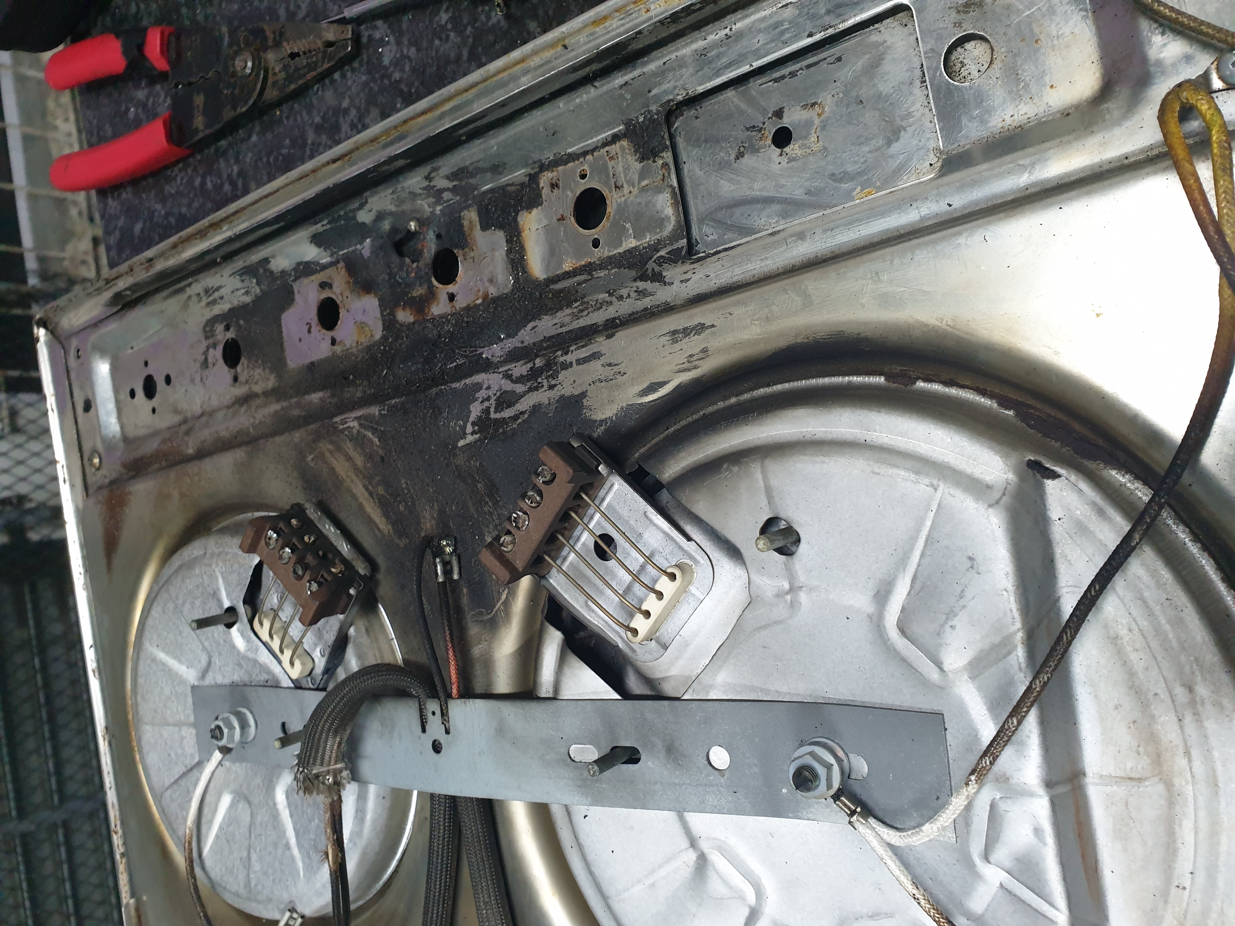 Commercial hotplate internal wiring during special request rewire