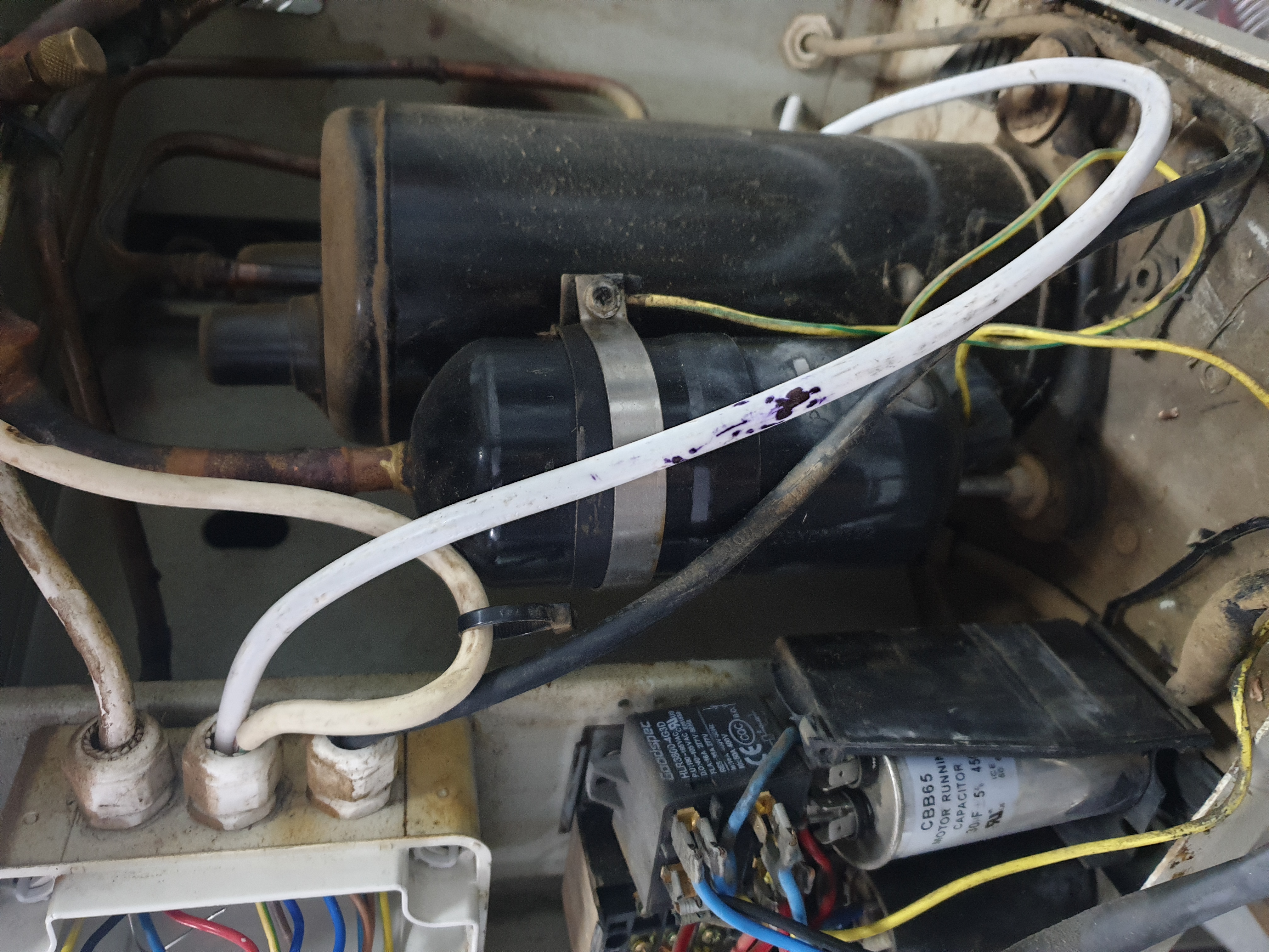 Compressor and pipework inside an R404A mobile trailer refrigeration unit