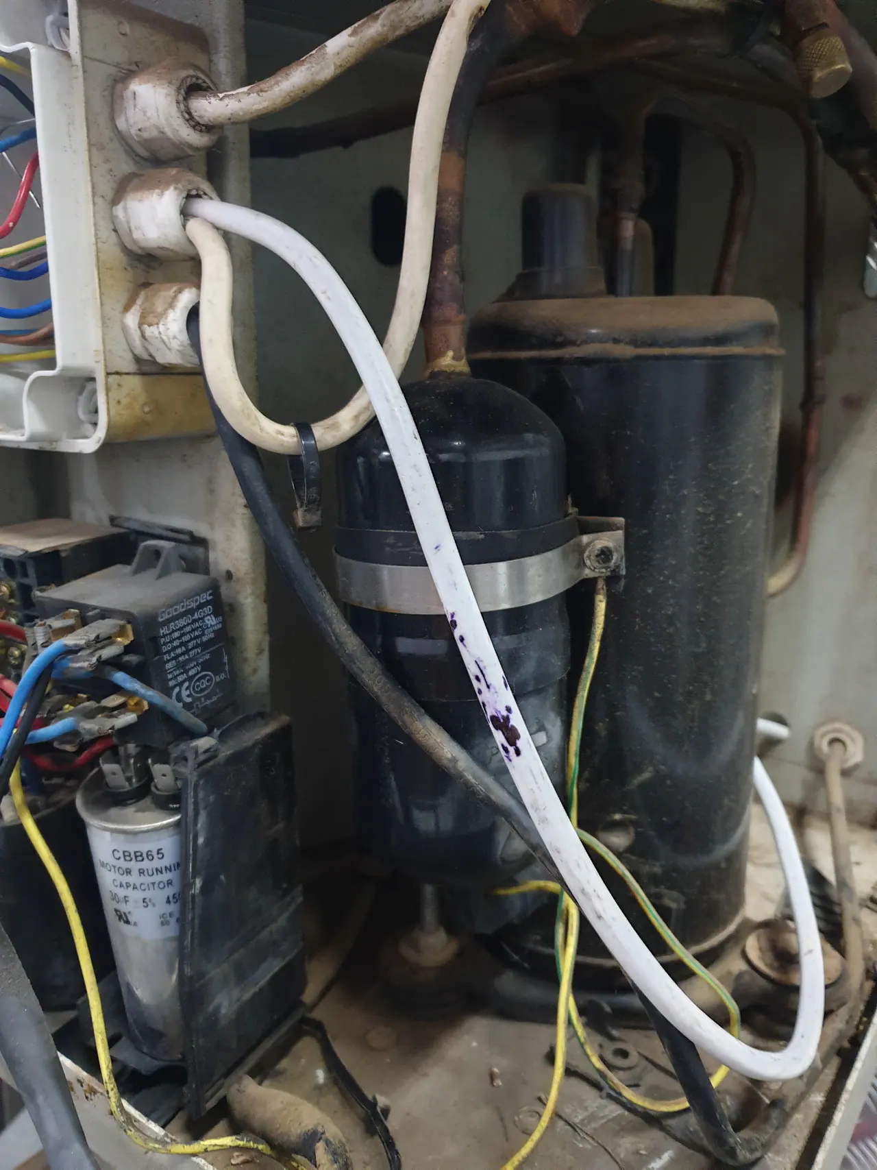 Compressor and pipework inside an R404A mobile trailer refrigeration unit
