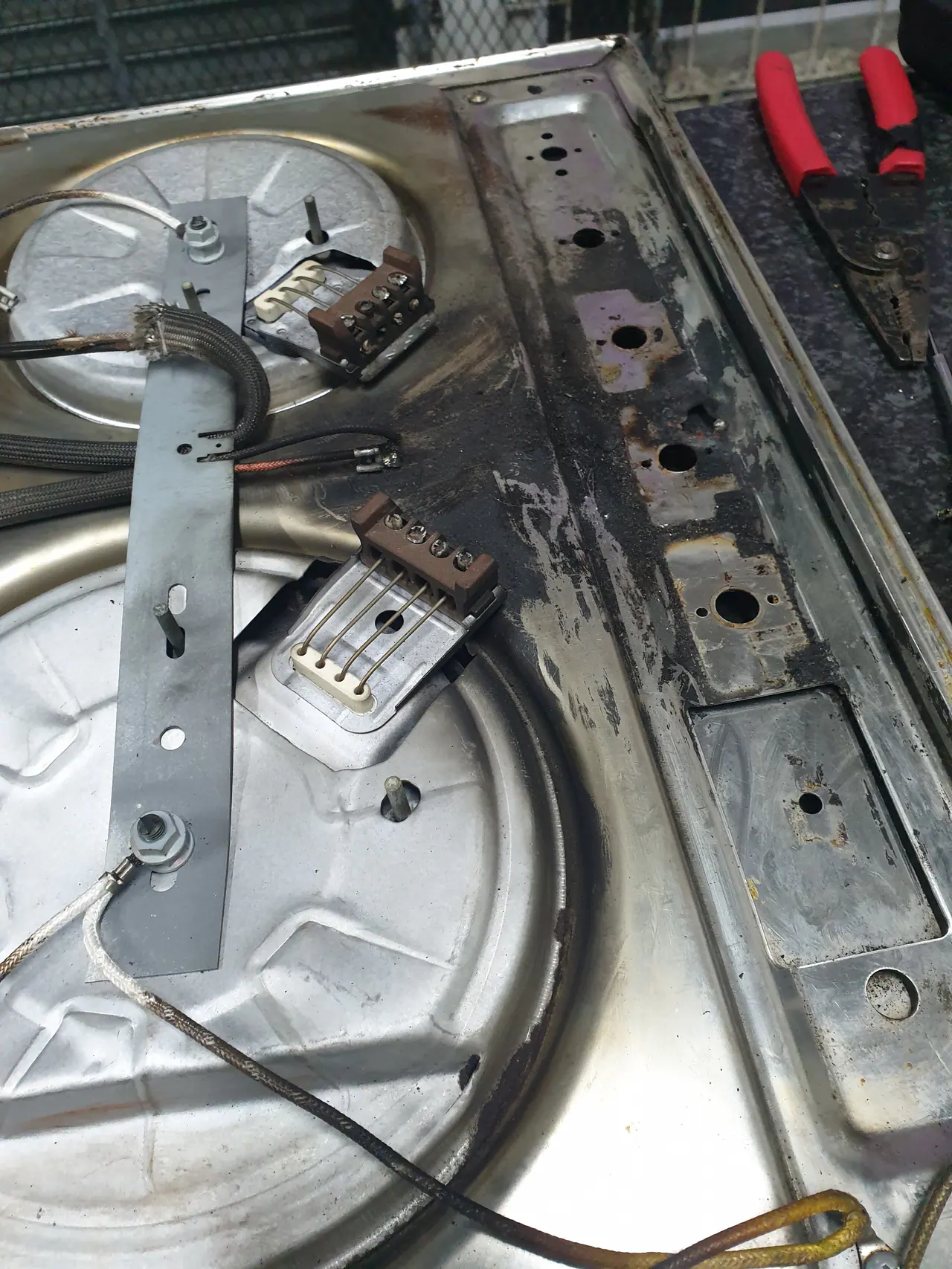 Commercial hotplate internal wiring during special request rewire